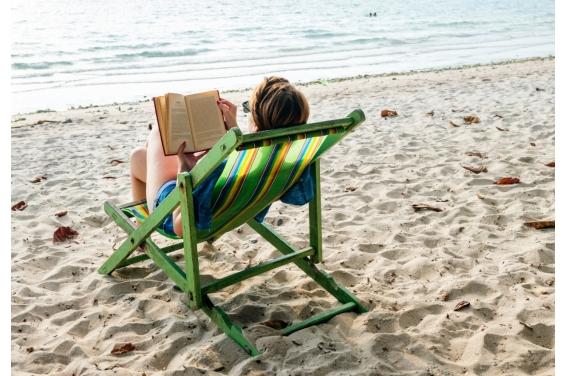 Топ книг, які можна читати на пляжі
