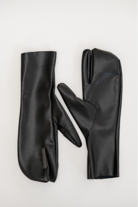 Black tabi gloves