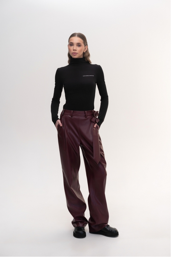 Straight eco-leather pants in burgundy 