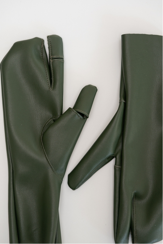 Olive tabi gloves 