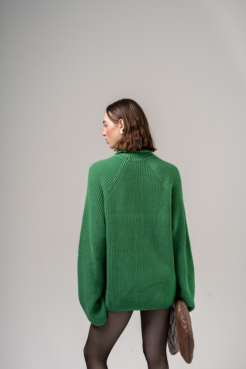 Oversized sweater in green color with a collar photo 3
