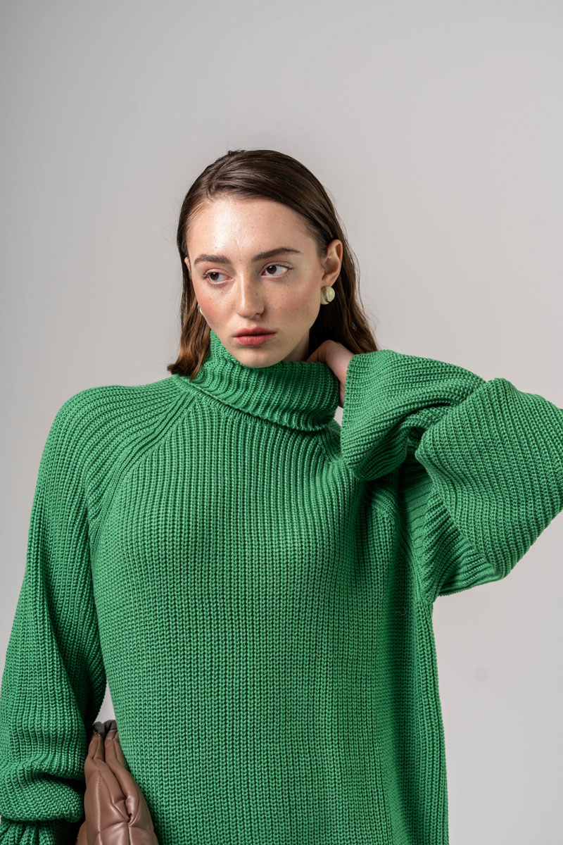 Oversized sweater in green color with a collar photo 4