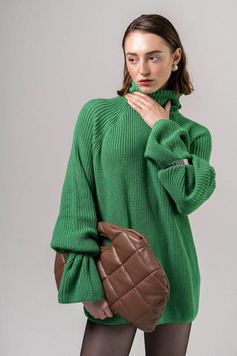 Oversized sweater in green color with a collar photo 2