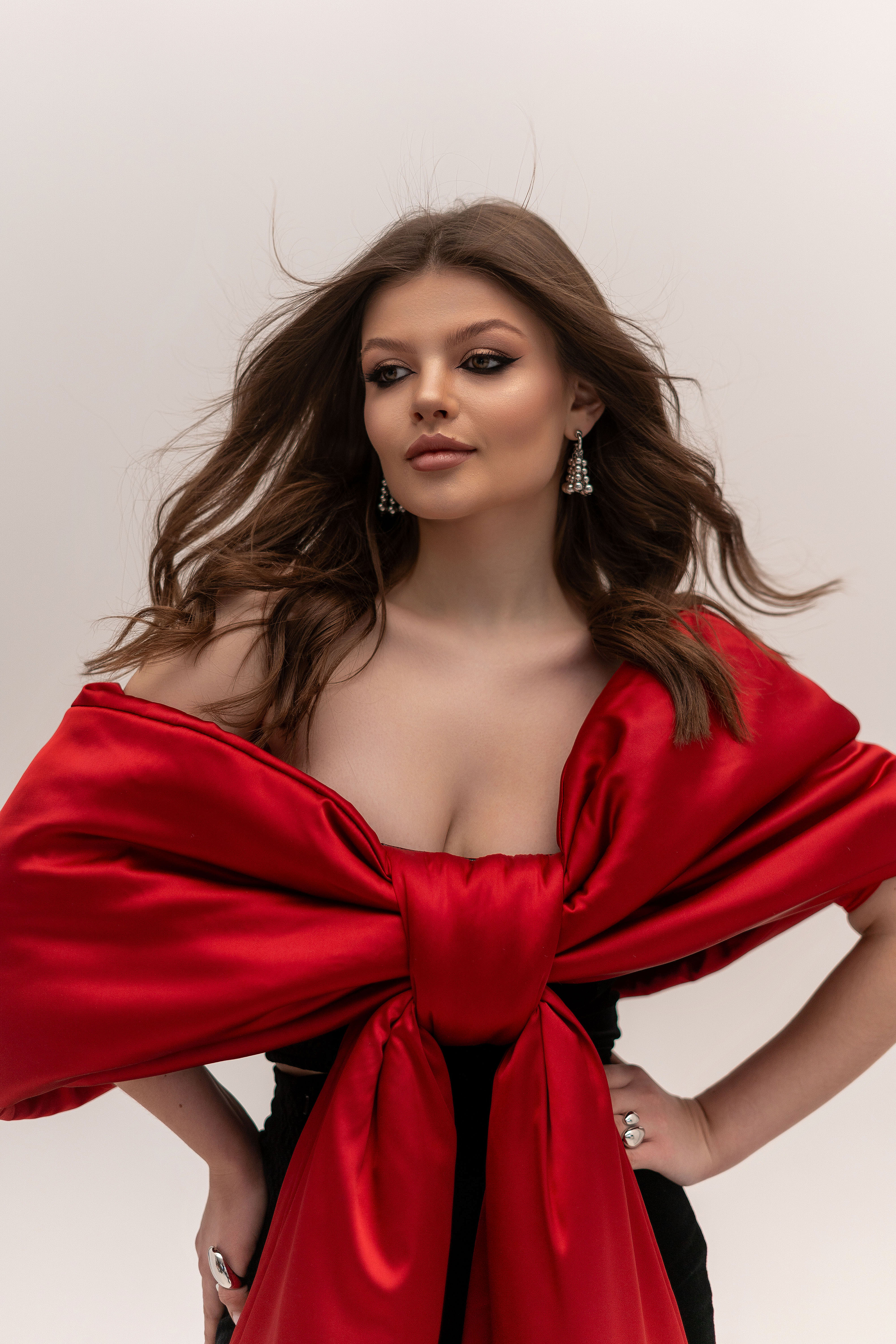 Оксамитовий  чорний топ с червоним бантом фото