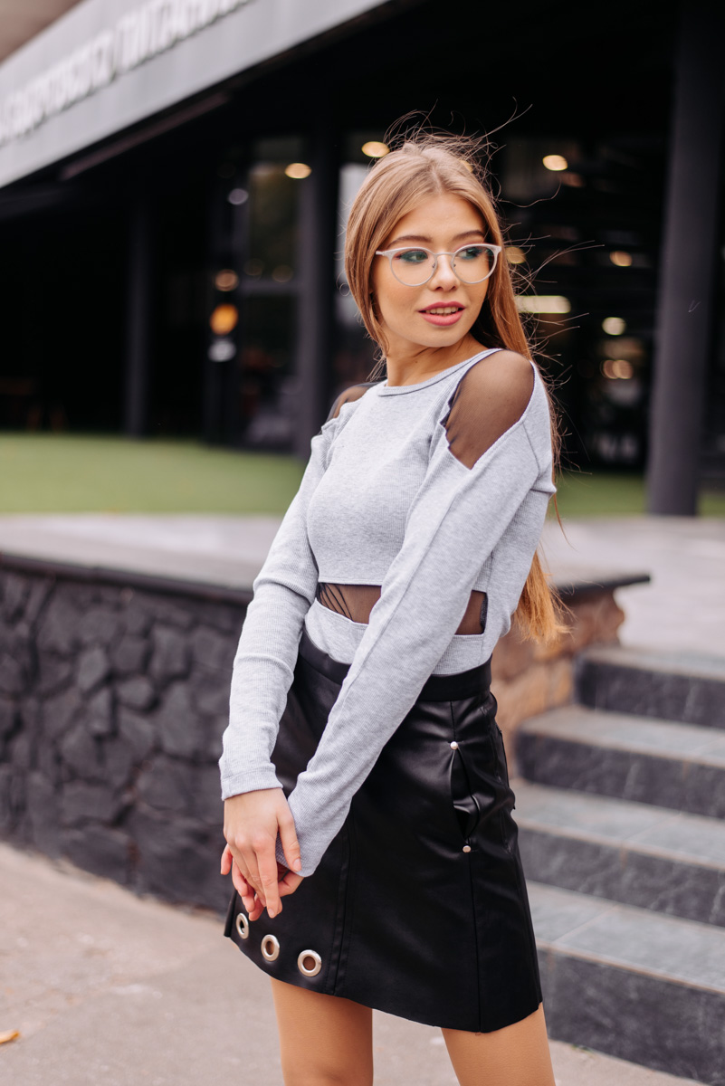 Long-sleeved gray top with a mesh on the shoulders photo 3