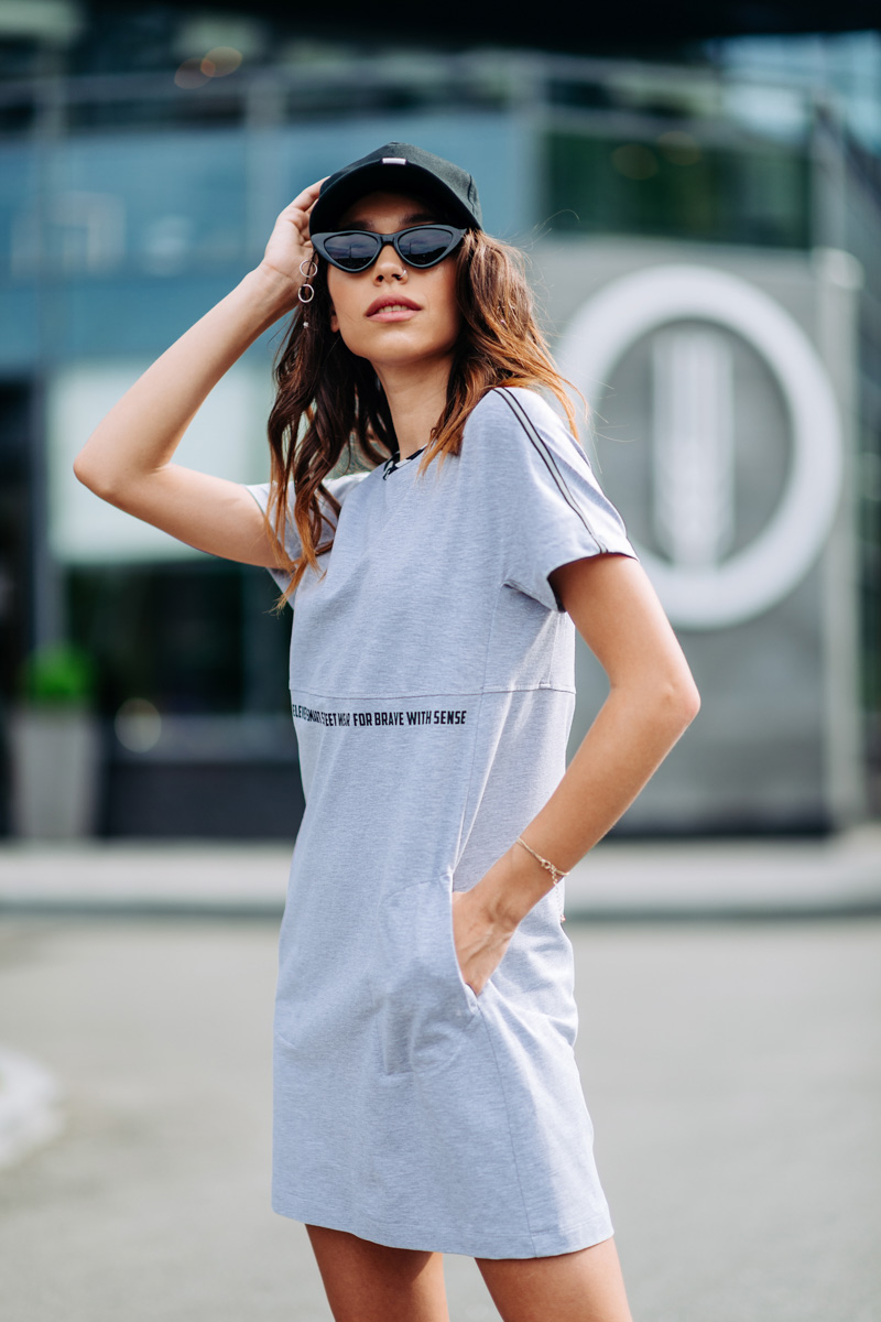 Printed gray T-shirt dress photo 2
