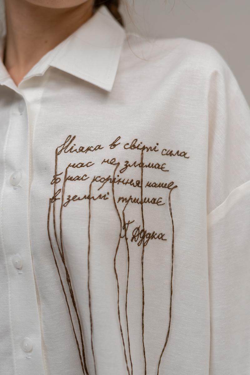 Oversized white shirt with embroidery photo 4