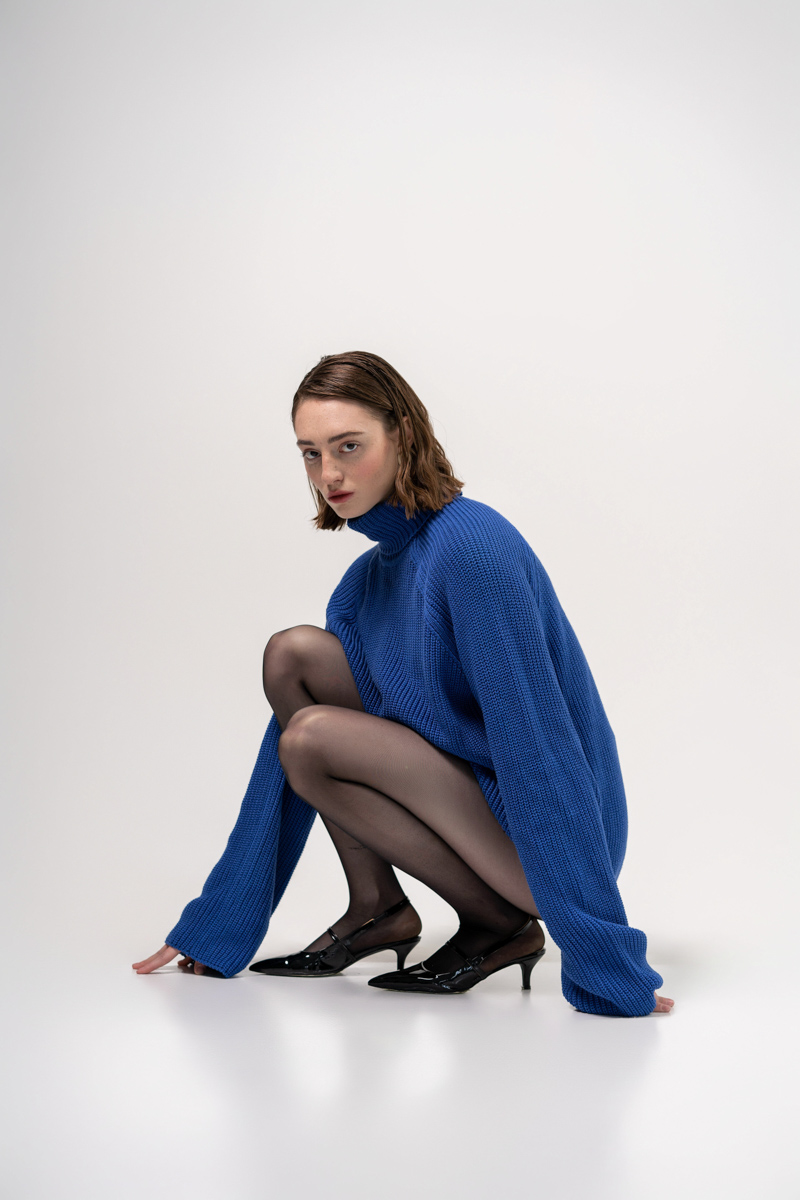 Oversized sweater in blue color with a collar photo 1
