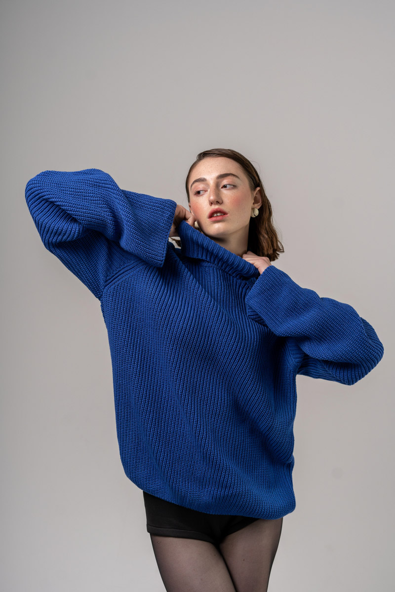 Oversized sweater in blue color with a collar photo 7