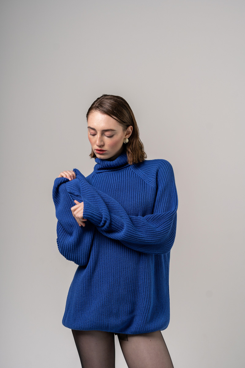 Oversized sweater in blue color with a collar photo 3