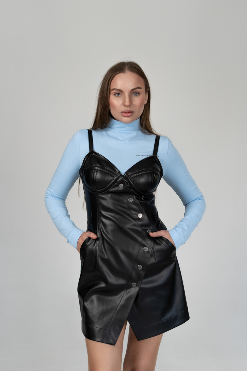 Сукня міні на запах з екошкіри чорного кольору фото Сукня міні на запах з екошкіри чорного кольору фото 2